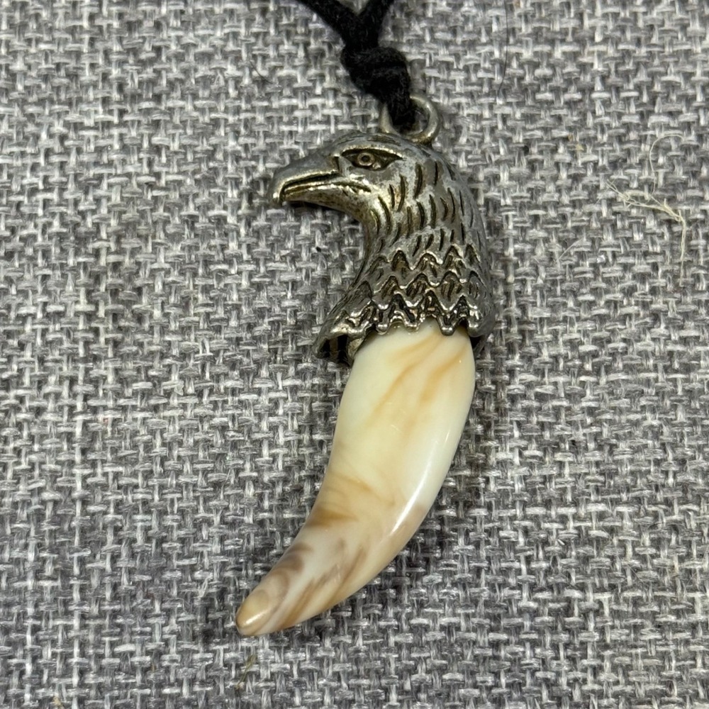 VTG Eagle Head Faux Claw Pendant Necklace Unisex OS Silver Cream Biker Boho Edgy